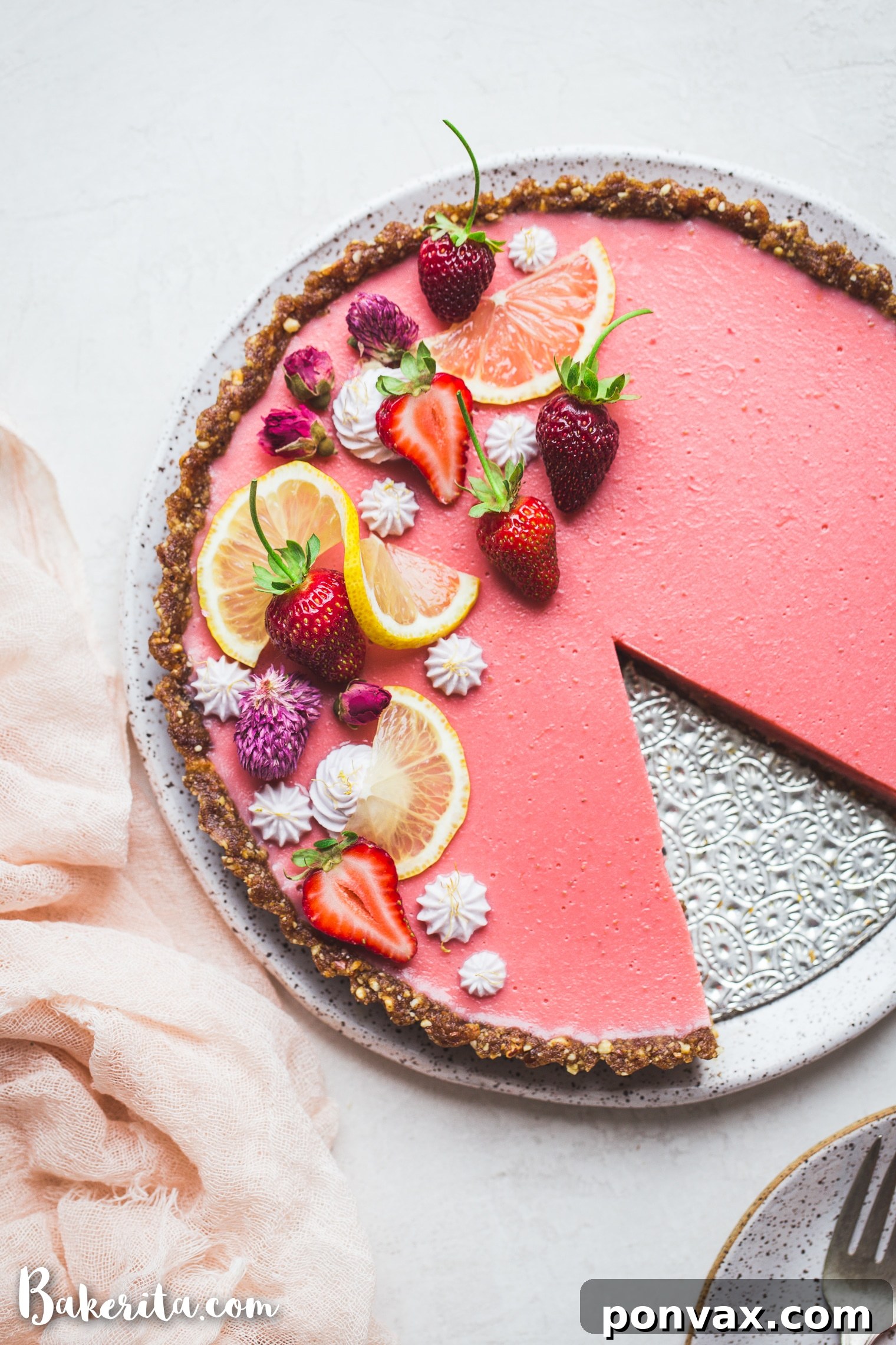 This Vegan Strawberry Lemonade Tart is a no-bake, gluten-free and paleo recipe made with loads of fresh strawberries and lemons. The scrumptious agar-thickened filling plays perfectly with the date-sweetened hazelnut crust. 
