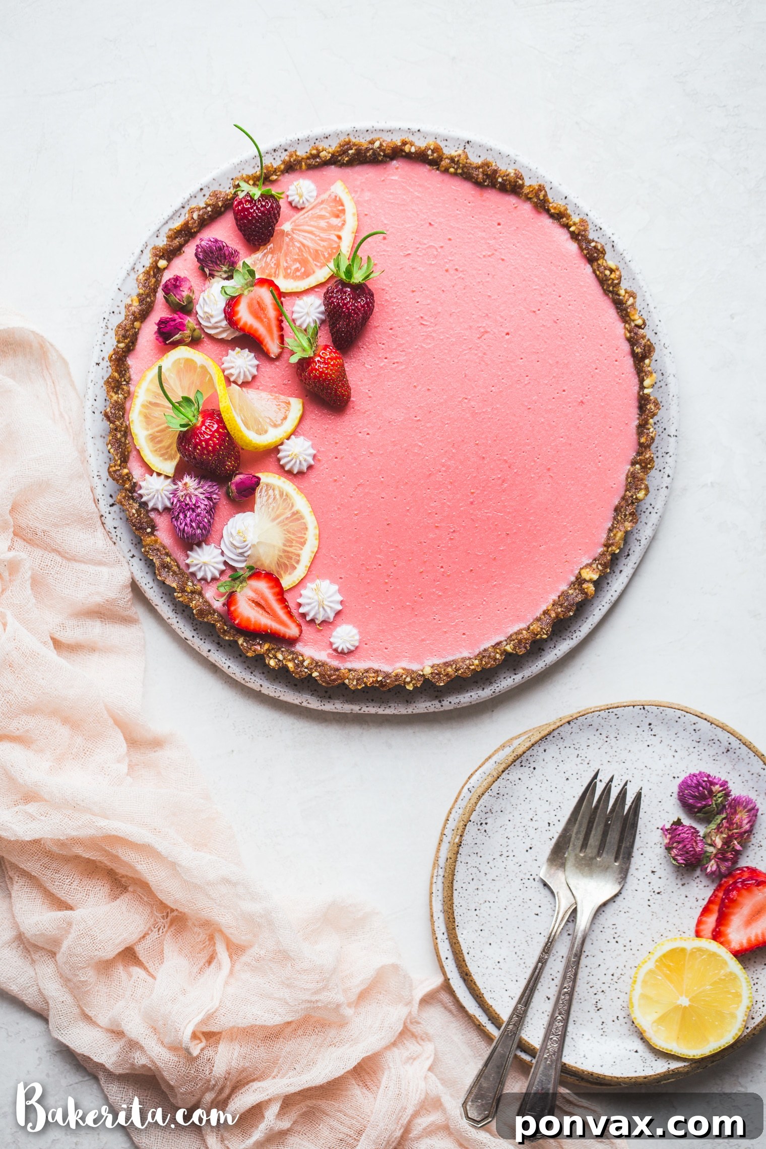 This Vegan Strawberry Lemonade Tart is a no-bake, gluten-free and paleo recipe made with loads of fresh strawberries and lemons. The scrumptious agar-thickened filling plays perfectly with the date-sweetened hazelnut crust. 