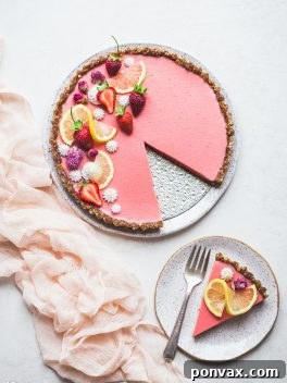 This Vegan Strawberry Lemonade Tart is a no-bake, gluten-free and paleo recipe made with loads of fresh strawberries and lemons. The scrumptious agar-thickened filling plays perfectly with the date-sweetened hazelnut crust. 