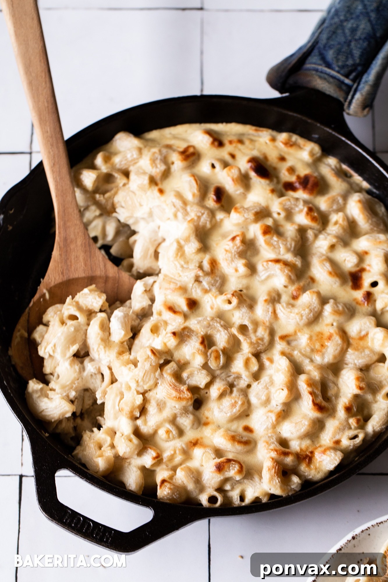 Vegan Super Bowl Feast: Over 50 Game Day Recipes 10 Simple and quick to make, this Easy Vegan Mac and Cheese recipe will satisfy even the pickiest of eaters! It's made with just 8 whole ingredients - no processed vegan cheeses here. This recipe comes together quickly for an easy dinner and is easily made gluten-free.