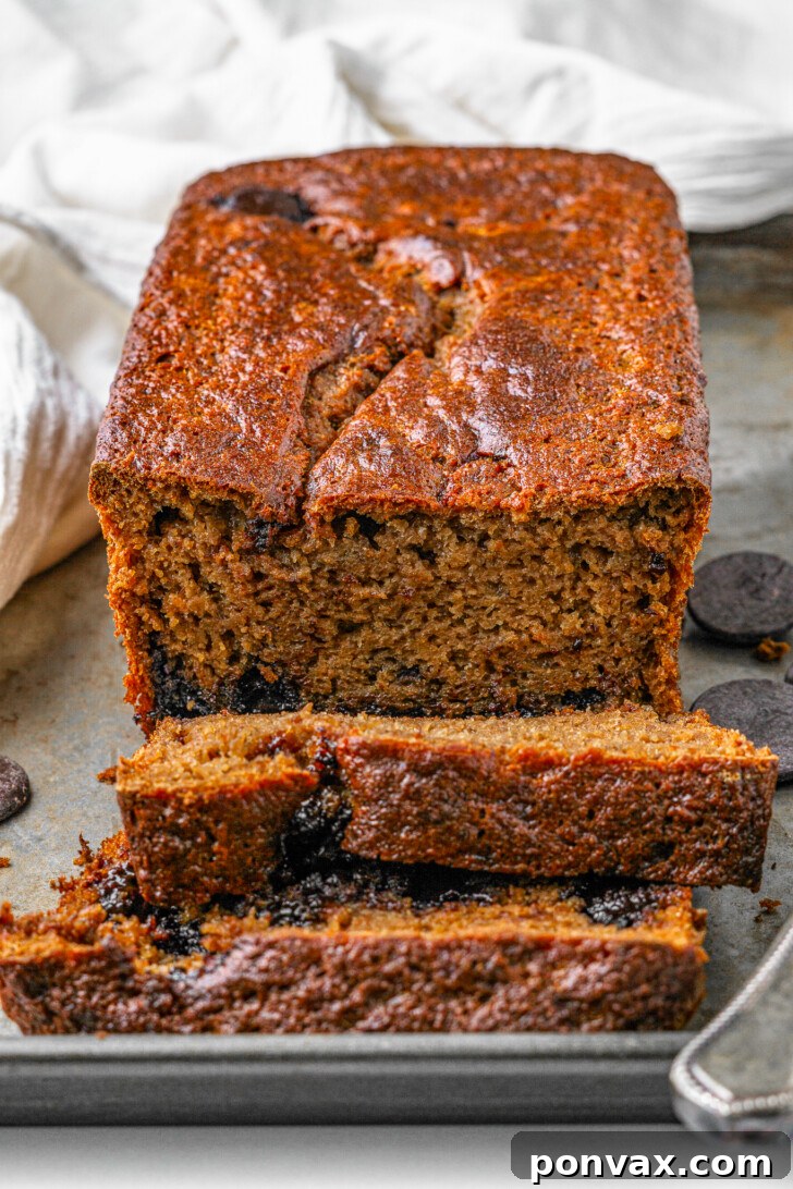 Masum Lezzet: Glutensiz Muzlu Ekmek 2 A slice of secretly healthy banana bread with chocolate chips, showcasing its moist texture.