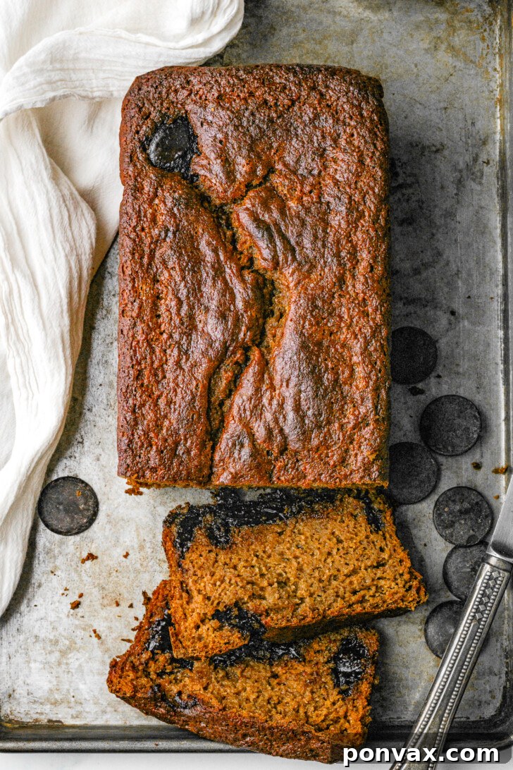 Masum Lezzet: Glutensiz Muzlu Ekmek 3 Close-up of healthy banana bread loaf, revealing its golden-brown crust and inviting texture.